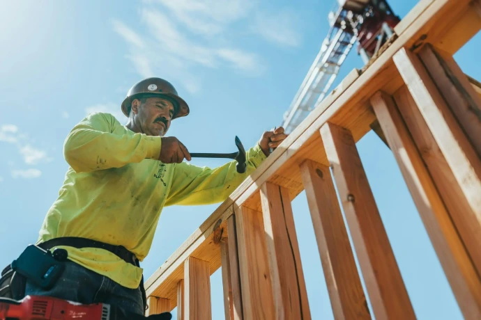travailleur construction avec un marteau