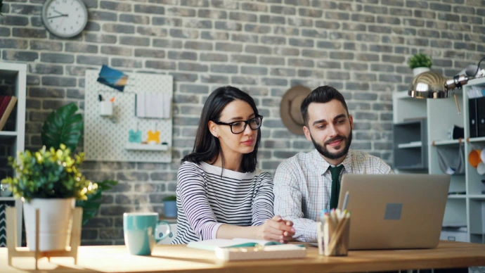 deux collaborateurs qui sont devant un pc