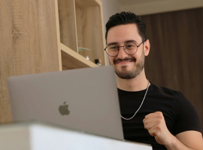 homme heureux devant son ordinateur